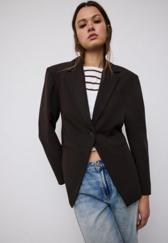 Blazer entallado con botones