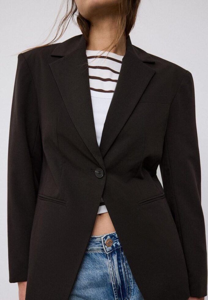 Blazer entallado con botones Blazer entallado con botones