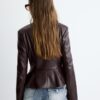 Blazer sin cuello con peplum efecto piel Blazer sin cuello con peplum efecto piel