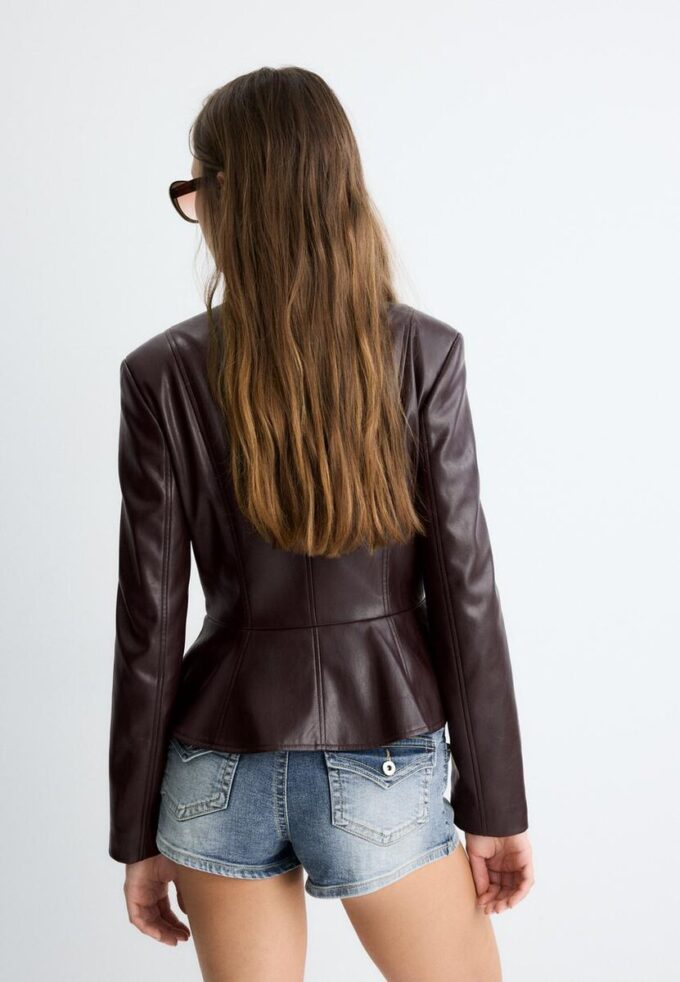 Blazer sin cuello con peplum efecto piel Blazer sin cuello con peplum efecto piel