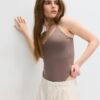 Body con tirantes y cuello en V Body con tirantes y cuello en V