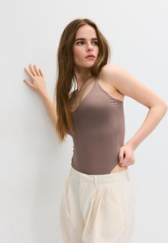 Body con tirantes y cuello en V