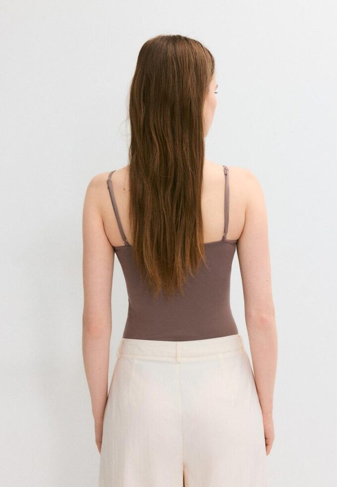 Body con tirantes y cuello en V Body con tirantes y cuello en V