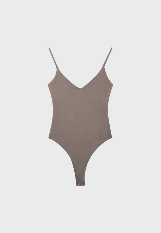 Body con tirantes y cuello en V Body con tirantes y cuello en V