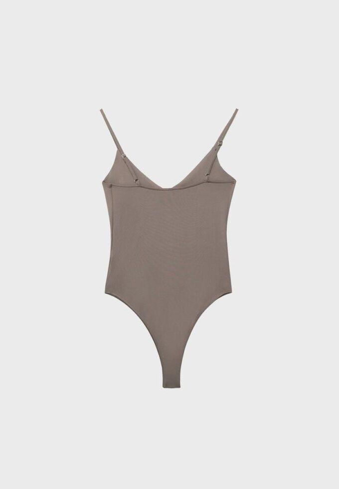 Body con tirantes y cuello en V Body con tirantes y cuello en V