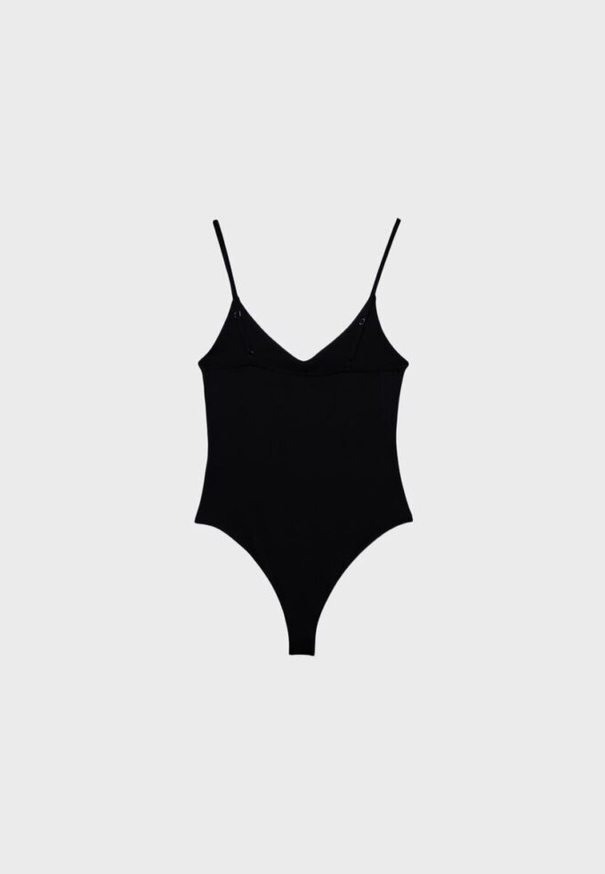 Body con tirantes y cuello en V Body con tirantes y cuello en V