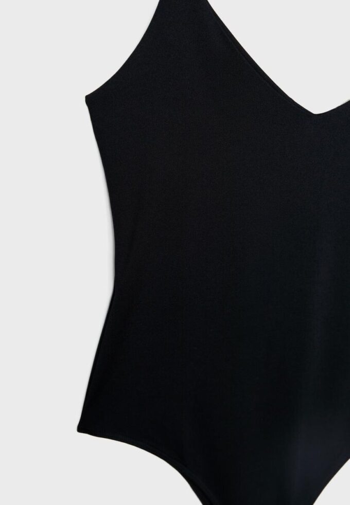 Body con tirantes y cuello en V Body con tirantes y cuello en V