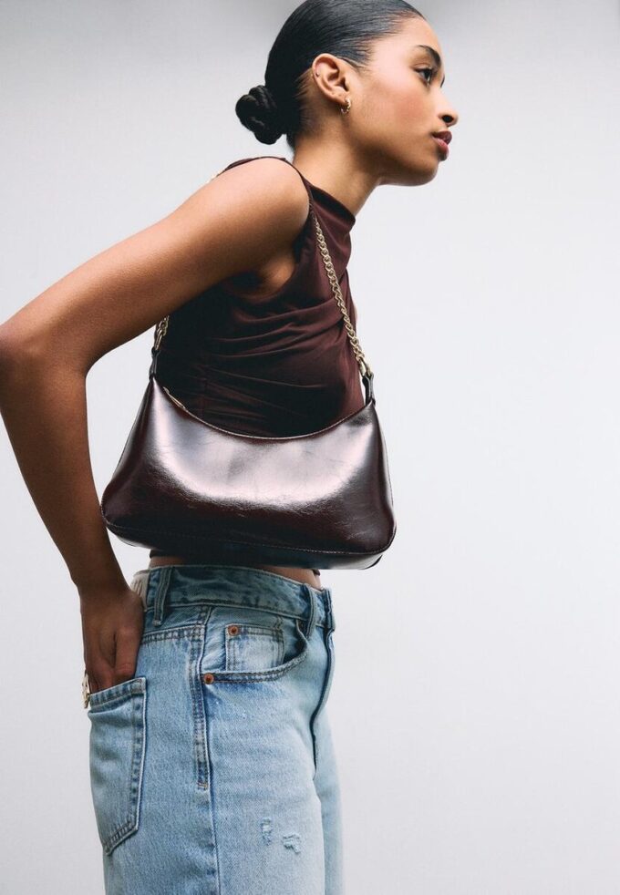 Bolso bandolera con cadenas