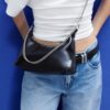 Bolso bandolera con cadenas