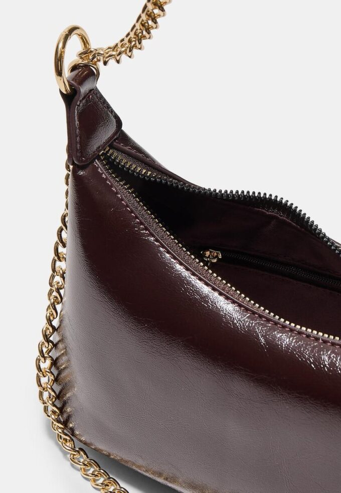 Bolso bandolera con cadenas