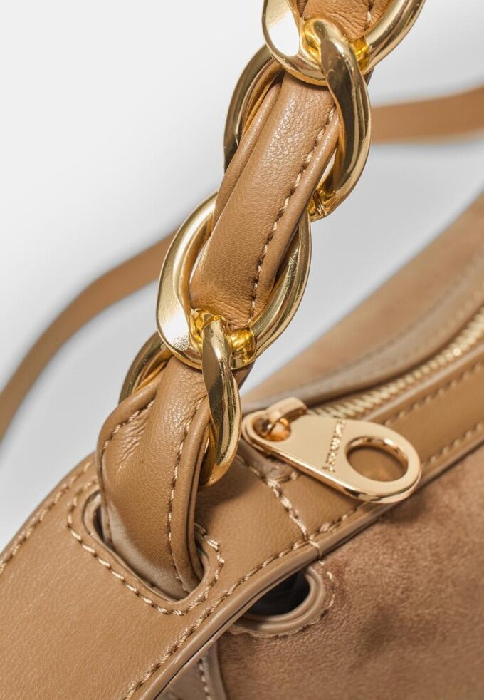 Bolso bandolera con detalle de cadena Bolso bandolera con detalle de cadena