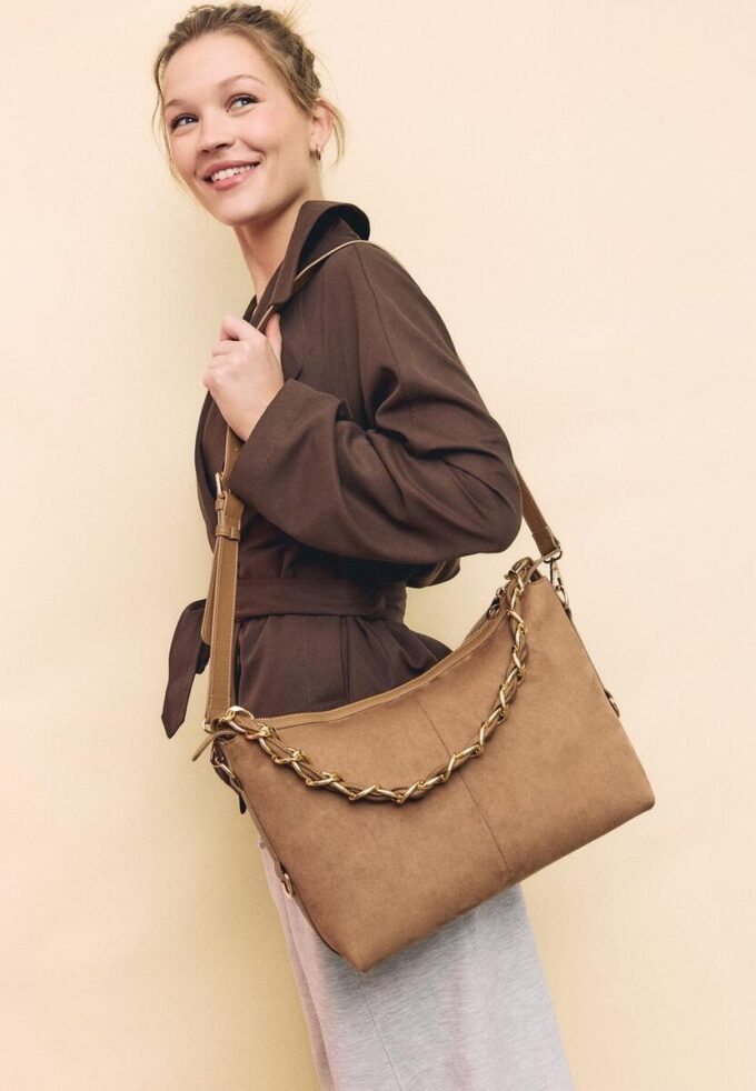 Bolso bandolera con detalle de cadena Bolso bandolera con detalle de cadena