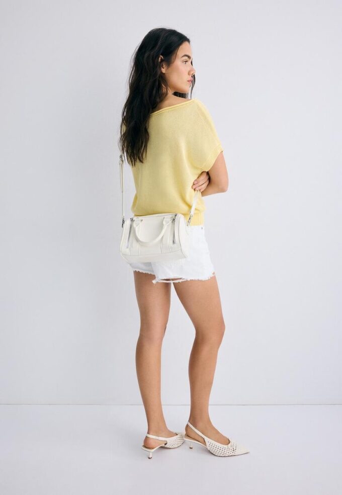 Bolso bandolera con detalle de cremallera