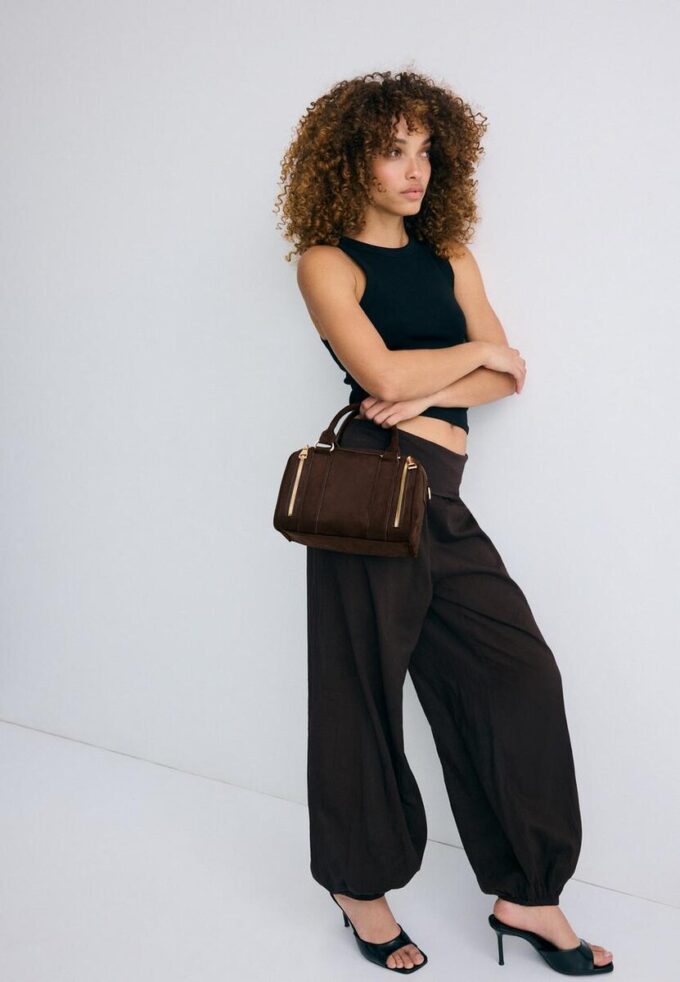 Bolso bandolera con detalles de cremallera