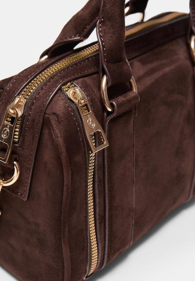 Bolso bandolera con detalles de cremallera