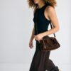 Bolso bandolera con detalles de cremallera