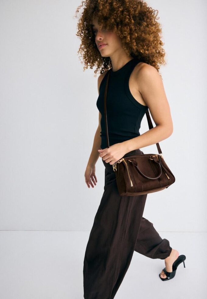 Bolso bandolera con detalles de cremallera