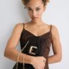 Bolso bandolera con hebilla irregular