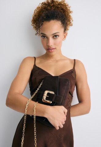Bolso bandolera con hebilla irregular
