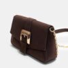 Bolso bandolera con hebilla irregular