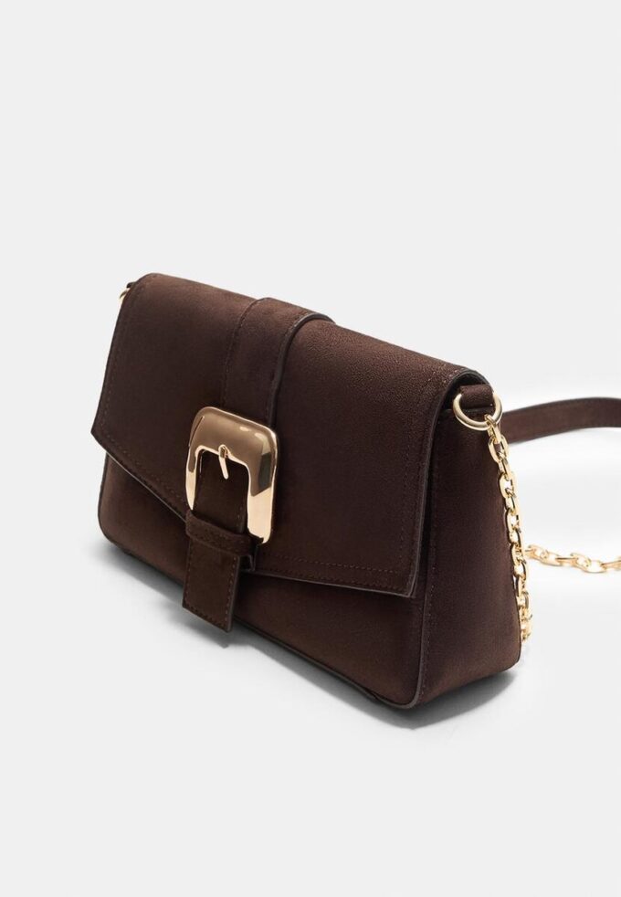 Bolso bandolera con hebilla irregular