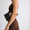 Bolso bandolera con hebilla irregular
