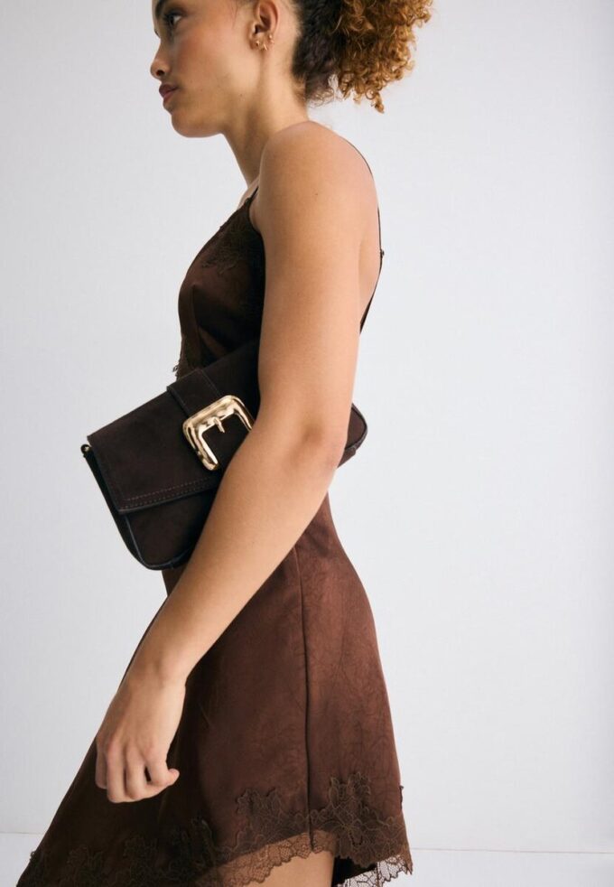 Bolso bandolera con hebilla irregular