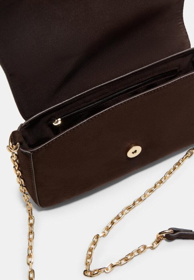 Bolso bandolera con hebilla irregular