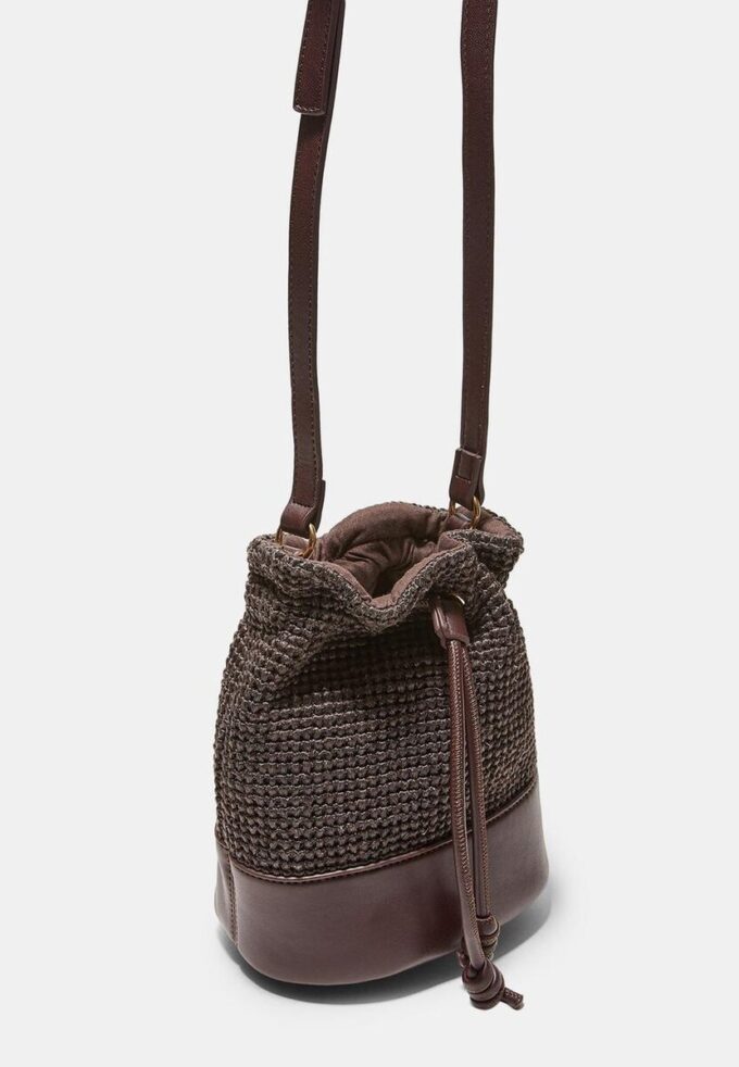 Bolso bandolera de ganchillo en contraste Bolso bandolera de ganchillo en contraste