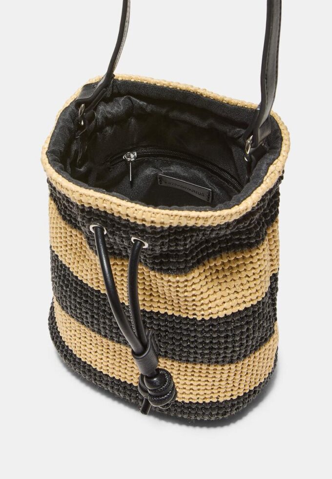 Bolso bandolera de ganchillo en contraste Bolso bandolera de ganchillo en contraste