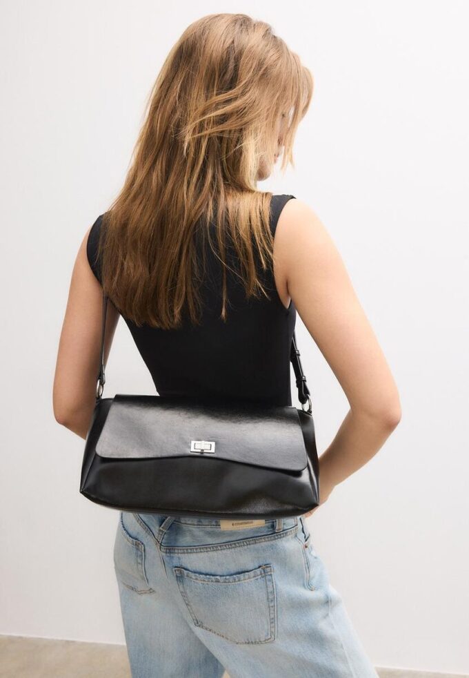 Bolso bandolera grande con solapa