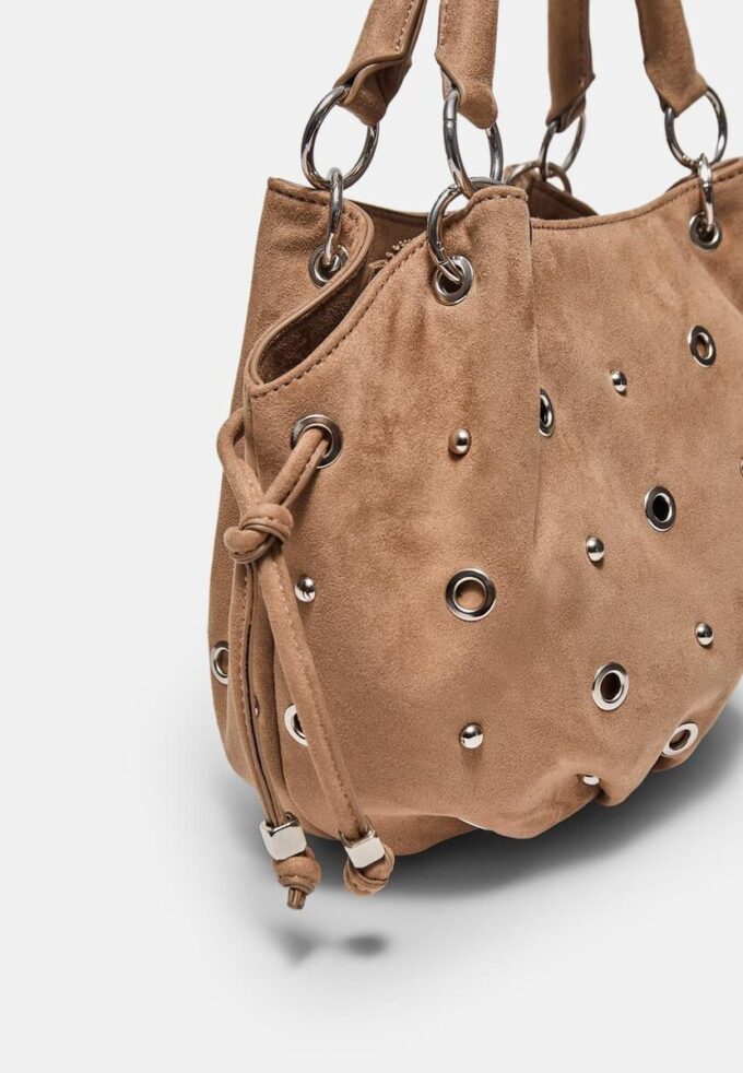 Bolso bandolera redondo con detalle de ojales