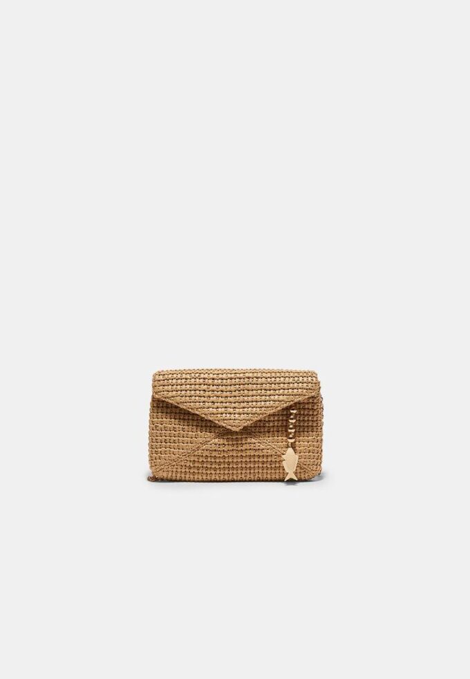 Bolso bandolera tipo sobre con efecto rafia Bolso bandolera tipo sobre con efecto rafia