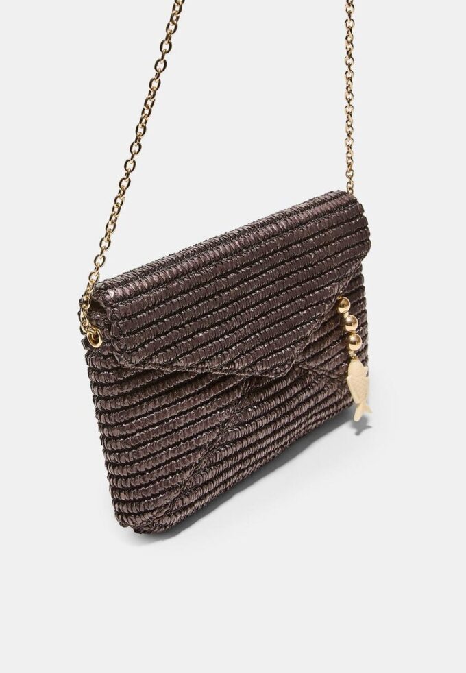 Bolso bandolera tipo sobre con efecto rafia Bolso bandolera tipo sobre con efecto rafia