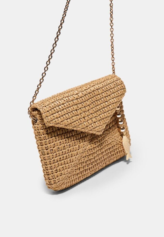 Bolso bandolera tipo sobre con efecto rafia Bolso bandolera tipo sobre con efecto rafia