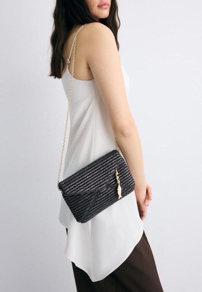 Bolso bandolera tipo sobre con efecto rafia Bolso bandolera tipo sobre con efecto rafia
