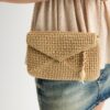 Bolso bandolera tipo sobre con efecto rafia Bolso bandolera tipo sobre con efecto rafia