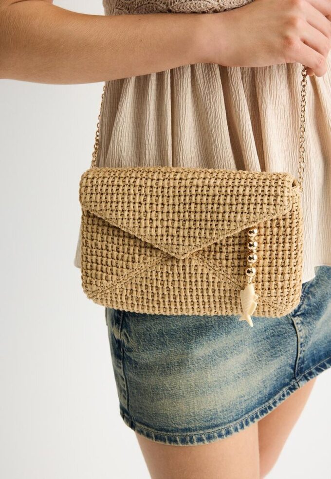 Bolso bandolera tipo sobre con efecto rafia Bolso bandolera tipo sobre con efecto rafia
