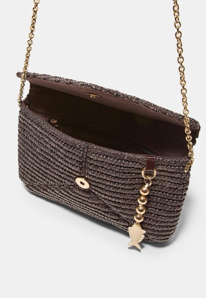 Bolso bandolera tipo sobre con efecto rafia Bolso bandolera tipo sobre con efecto rafia