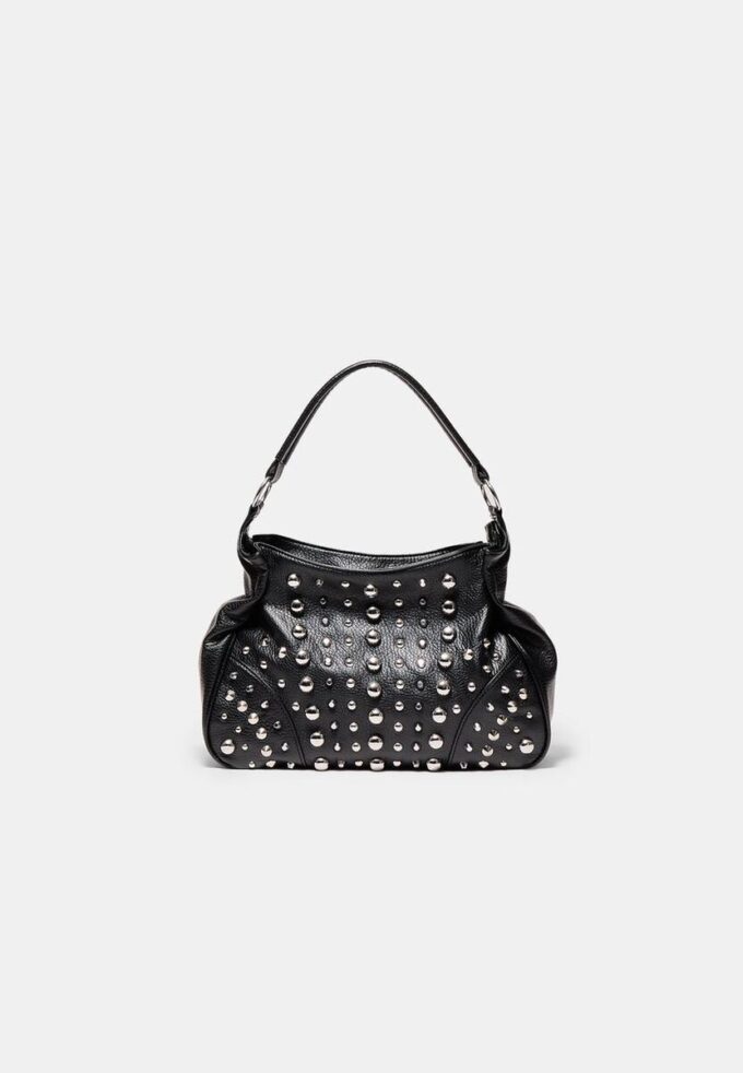 Bolso con tachuelas