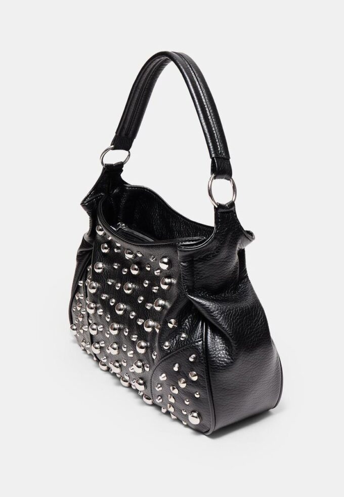 Bolso con tachuelas
