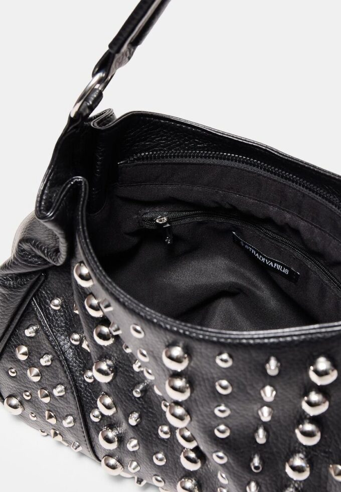 Bolso con tachuelas