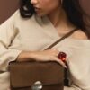 Bolso de ante sintético con cierre metálico asimétrico