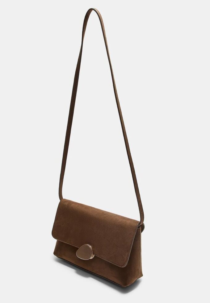 Bolso de ante sintético con cierre metálico asimétrico