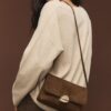 Bolso de ante sintético con cierre metálico asimétrico