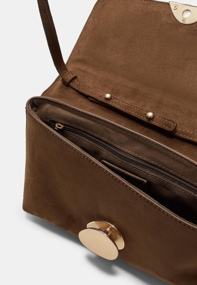 Bolso de ante sintético con cierre metálico asimétrico