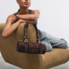 Bolso de bolos con detalles metálicos
