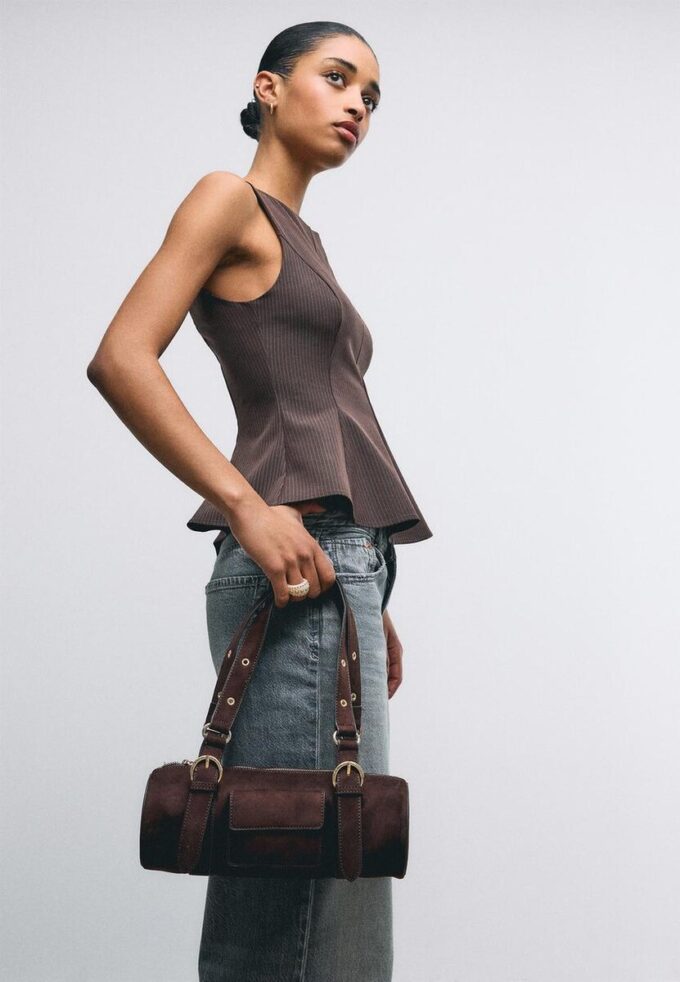 Bolso de bolos con detalles metálicos