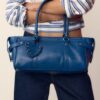 Bolso de hombro con detalle de corazón