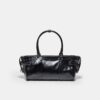Bolso de hombro con detalle de corazón
